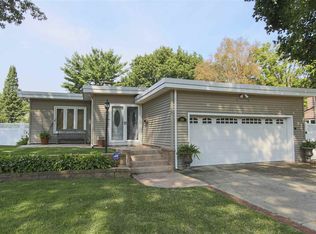 144 Woodstock Rd, Waterloo, IA 50701