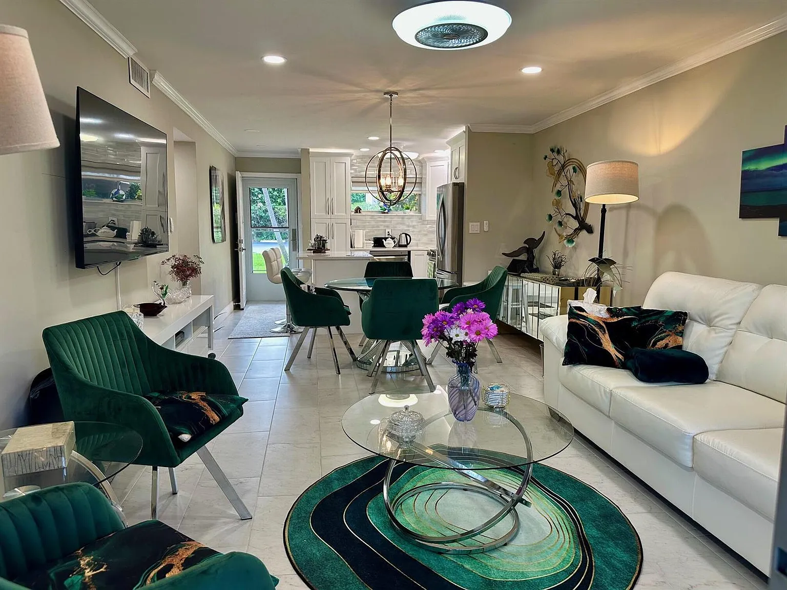 2 bed, 1.0 bath, 894 sqft, $1,800 — Photo 1