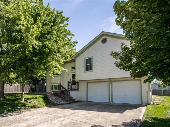 305 Pinetree Dr, Greenwood, MO 64034