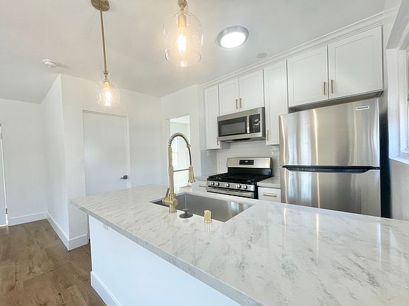 3rd image of 3015 London St #1/4