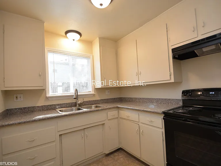3303 N Franklin Ave — Photo 8