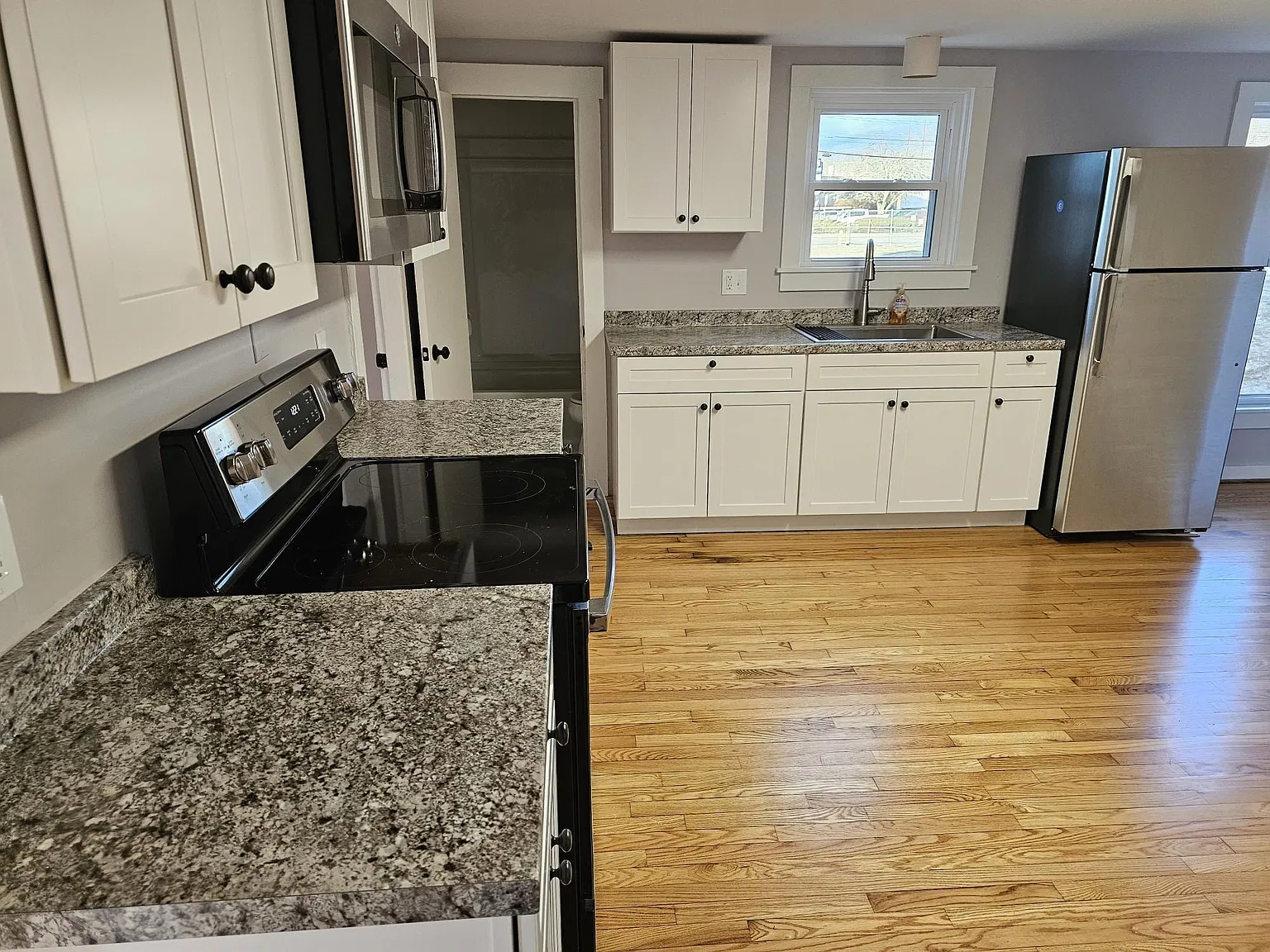 3 bed, 1.0 bath, 1233 sqft, $2,000 — Photo 2