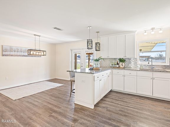 3rd image of 334 Fortune Rd