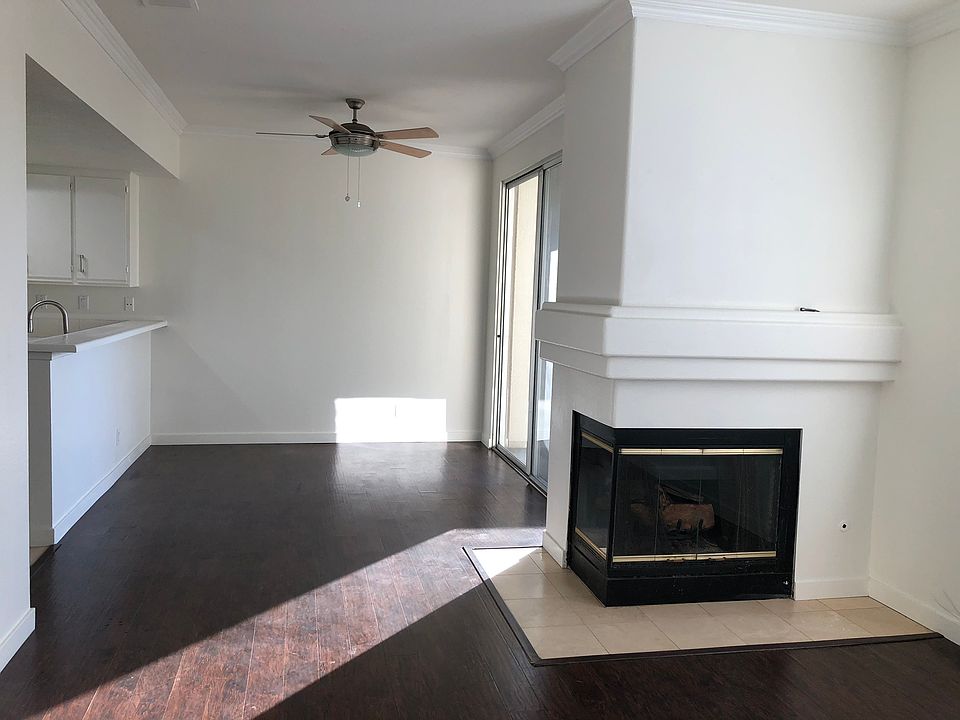 Family room and Living room - Picture taken from the entrance
