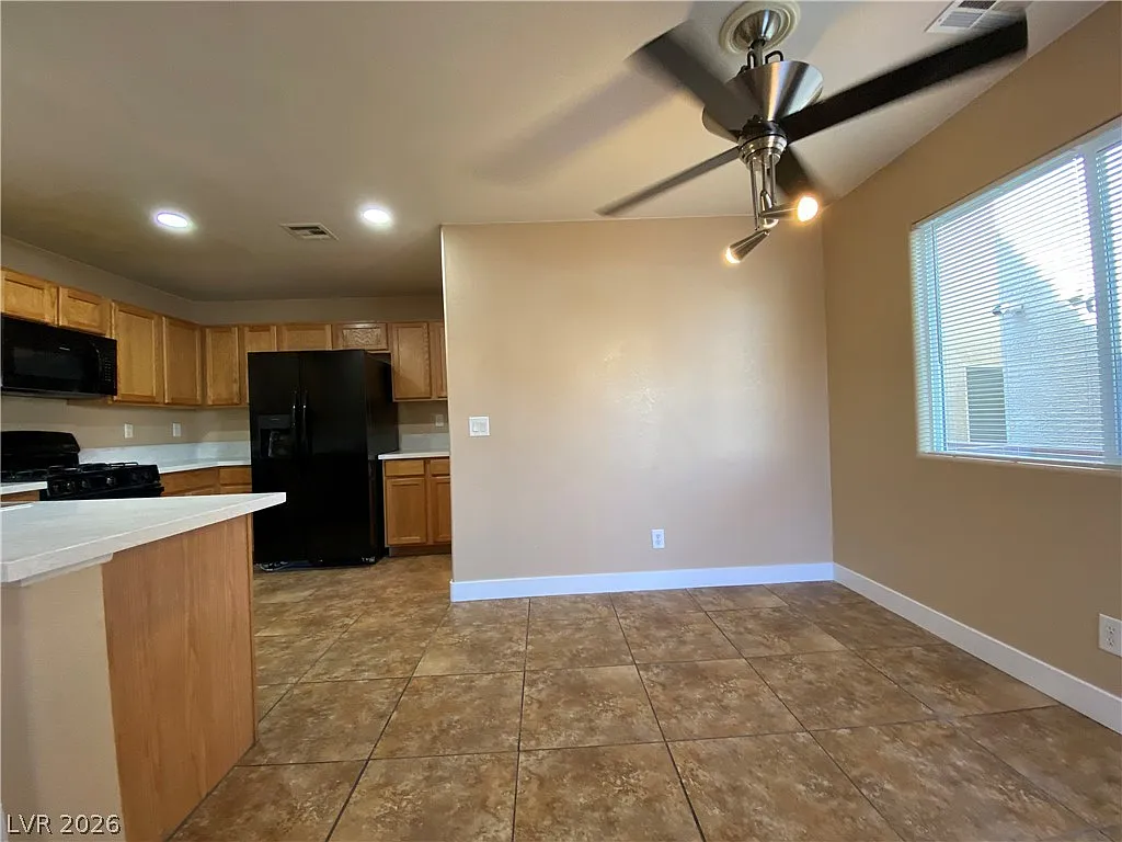 3 bed, 2.5 bath, 1421 sqft, $1,850 — Photo 3