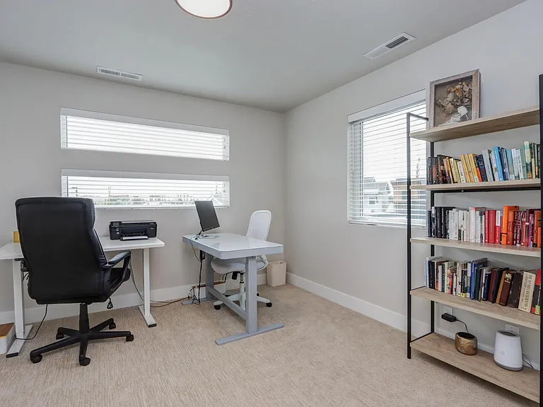 2032 E Presidential Dr — Photo 29