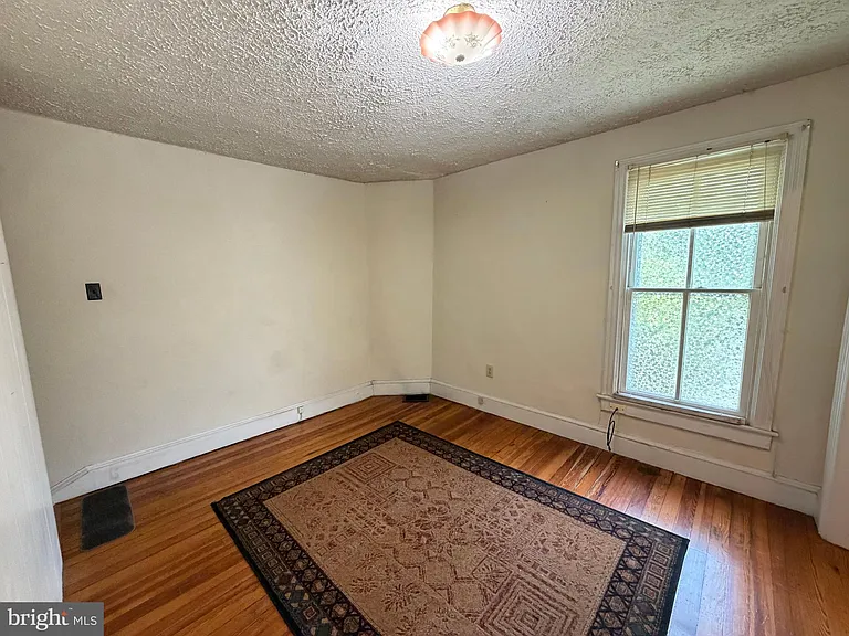 508 W Burke St — Photo 23