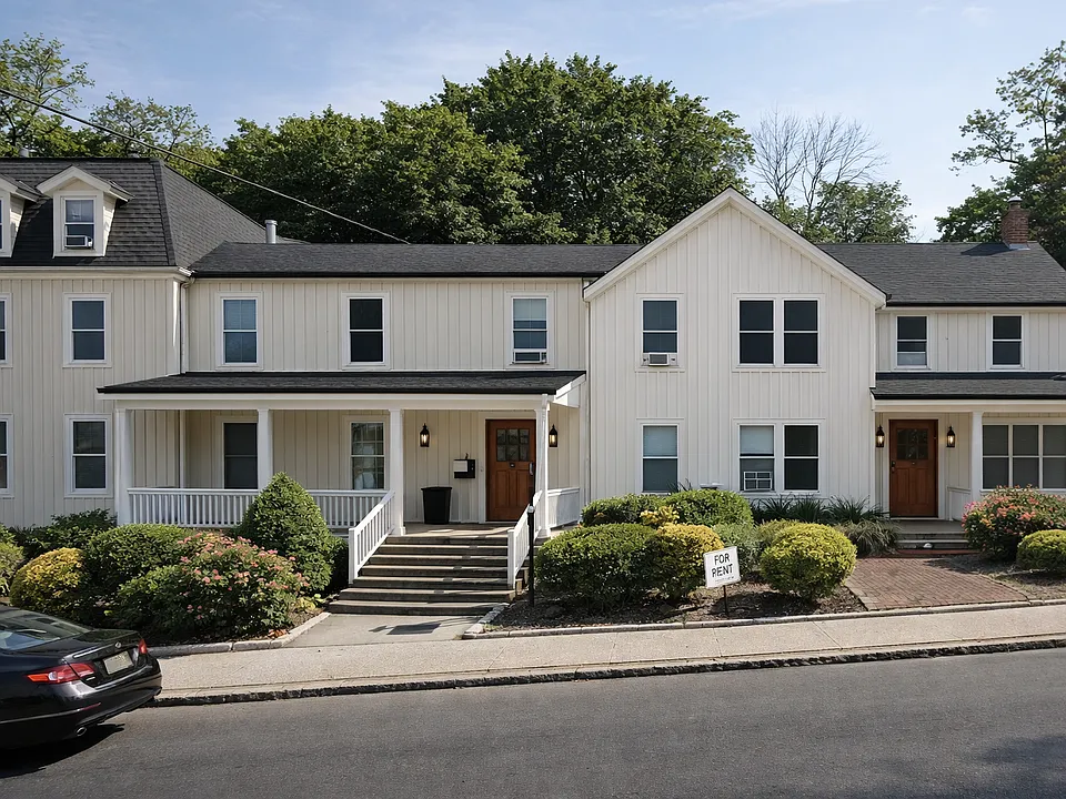 489 Ashford Ave #1B