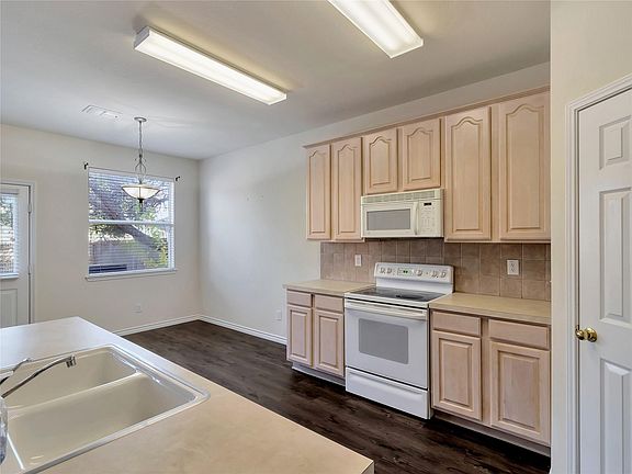 5th image of 4610 Lincolnshire Dr