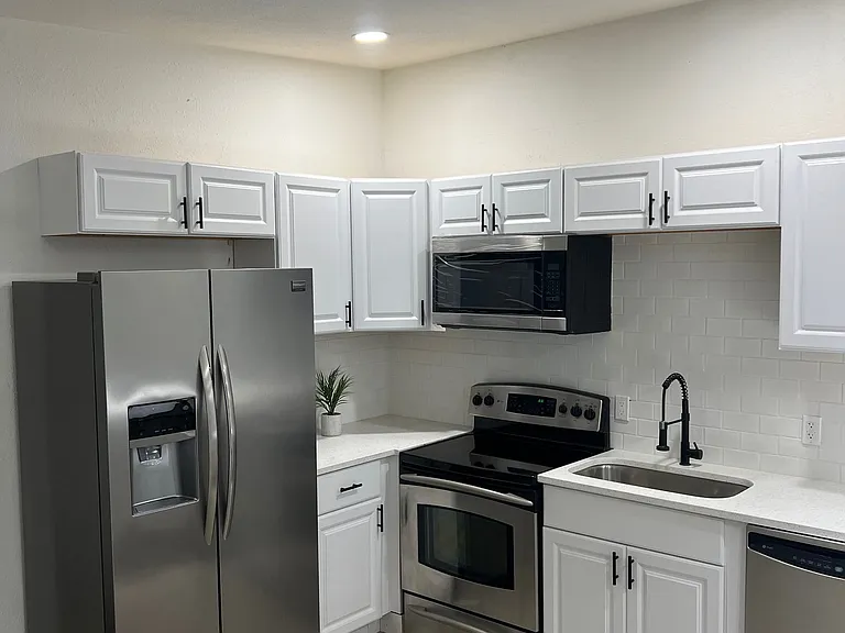 1217 Lakeside Dr #1 — Photo 2
