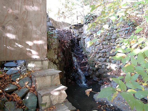 The waterfall, creating a great sound of cascade.