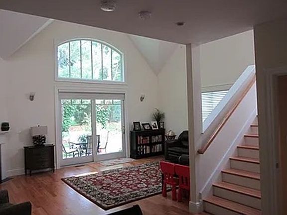4th image of 17 Courtyard Pl