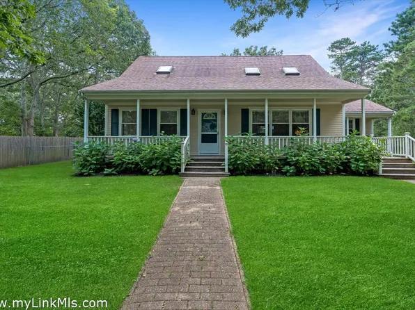 2 Farm Path, Oak Bluffs, MA 02557