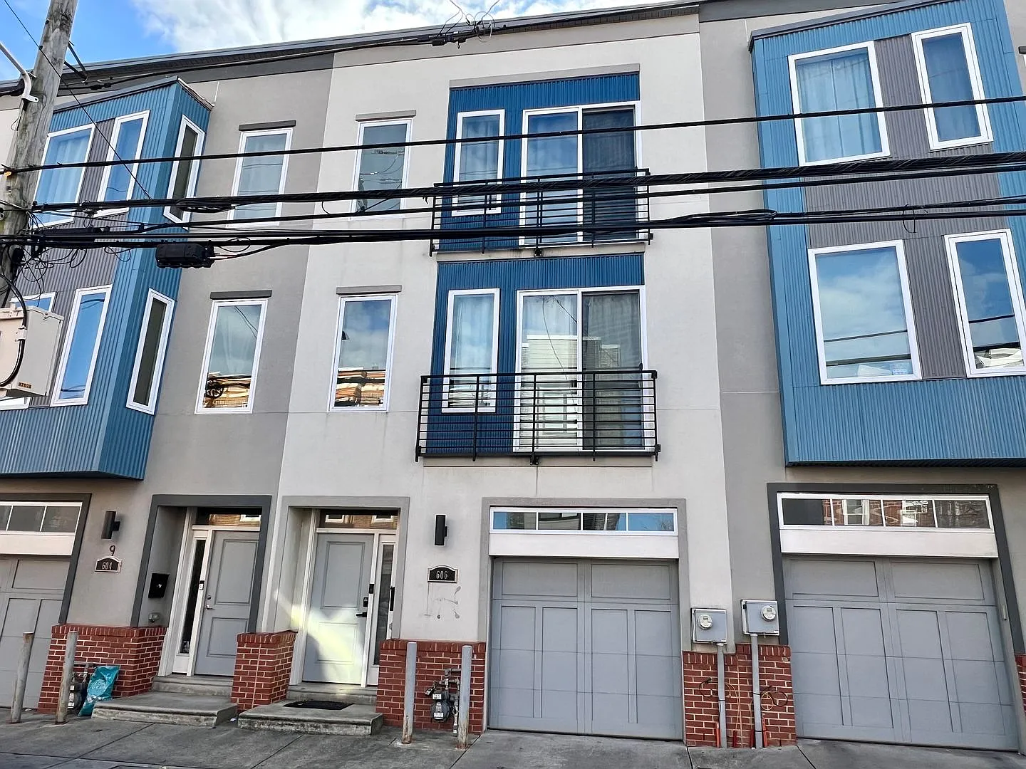 Gorgeous 3-Bedroom Townhome with One-Car Garage in Olde Kensington! Available mid-August! — Photo 1