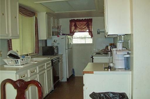 2nd image of 3911 Chateau Dr