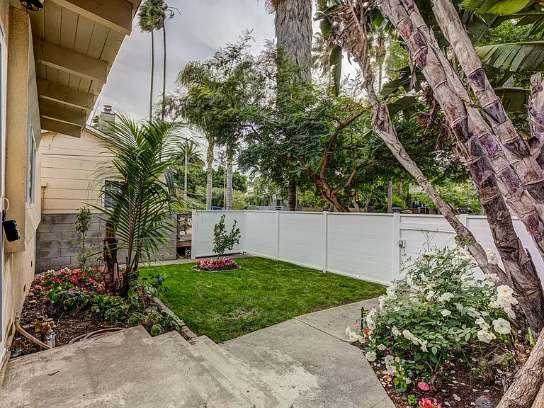 Ocean Avenue Duplex — Photo 8