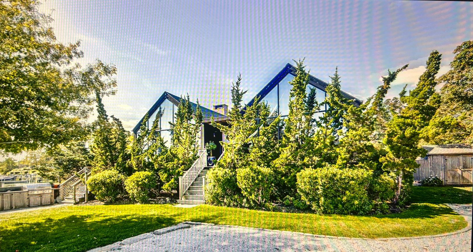  Front entrance, driveway 