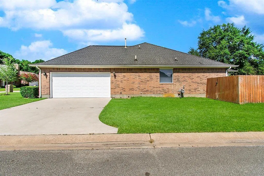 3 bed, 2.0 bath, 2007 sqft, $2,200 — Photo 3