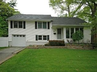 16 Sandra Ct, Huntington Station, NY 11746