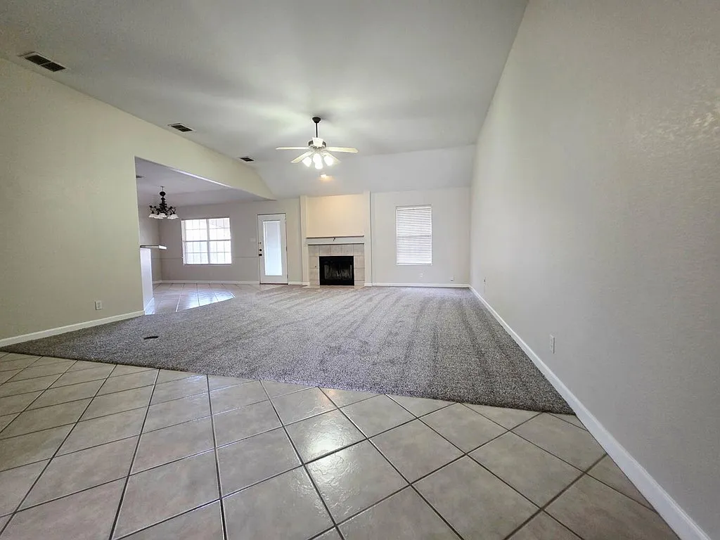 3 bed, 2.0 bath, 1909 sqft, $2,300 — Photo 3