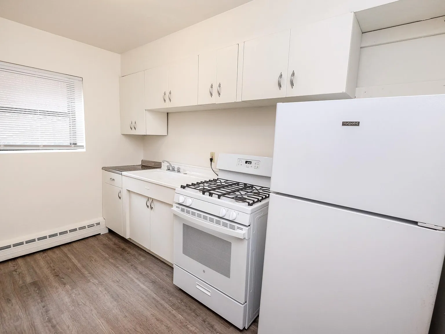 Laurel Terrace — Photo 3