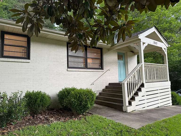1517 Cresthill Rd — Photo 3