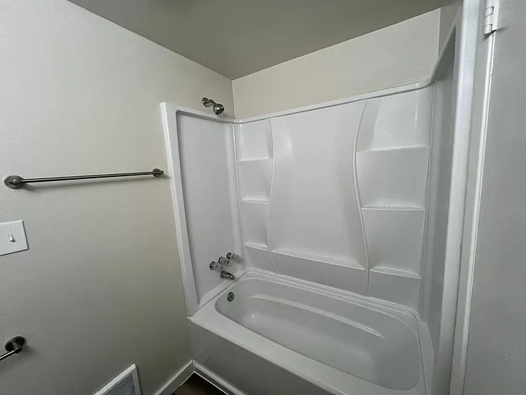 Julee Apartments — Photo 13