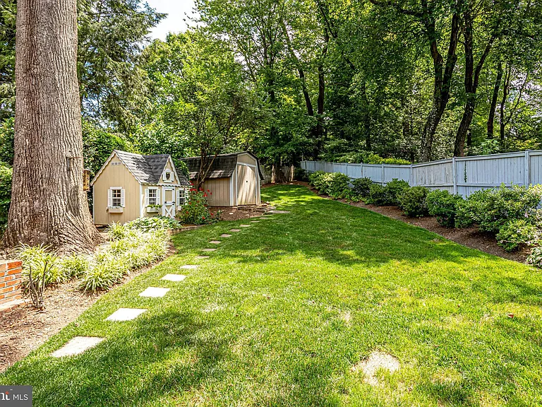 4894 Williamsburg Blvd — Photo 45