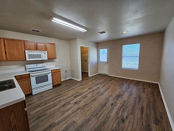 3rd image of 817 Preston Dr