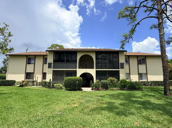 318 Knotty Pine Circle #D-2, Greenacres, FL 33463