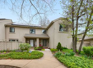 561 Old Barn Rd, Lake Barrington, IL 60010