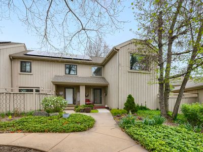 561 Old Barn Rd, Lake Barrington, IL, 60010