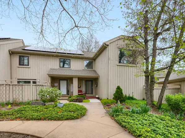 561 Old Barn Rd, Lake Barrington, IL 60010