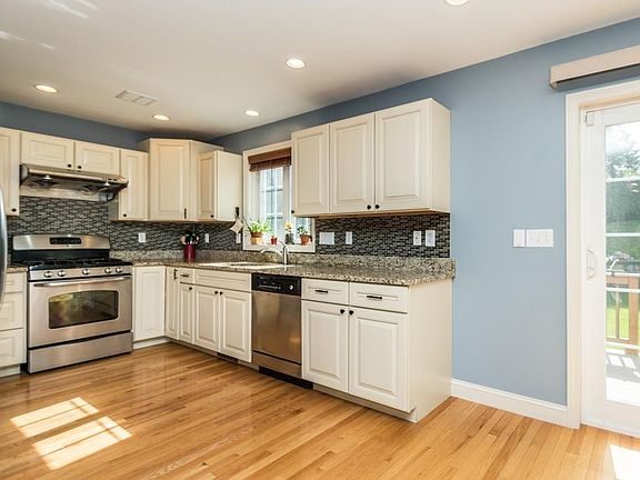 5th image of 82 Amherst Ave