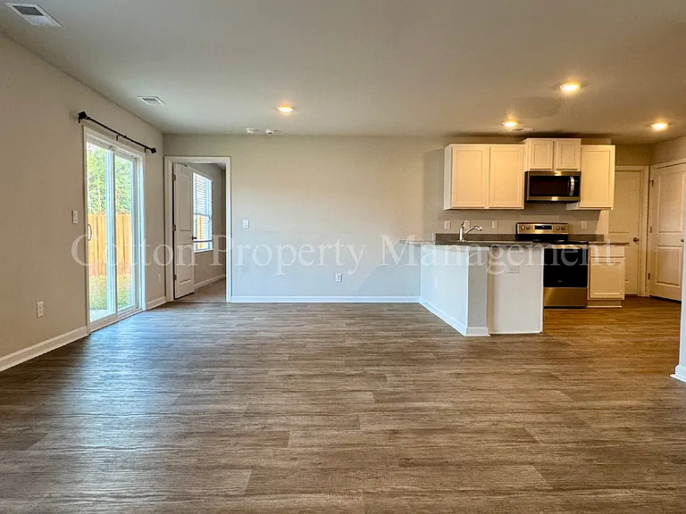 1114 Forest Glen Dr NE — Photo 4