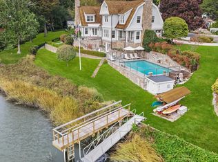 18 Shoal Point Ln, Riverside, CT 06878