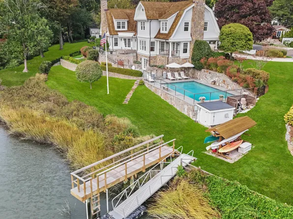 18 Shoal Point Ln, Riverside, CT 06878