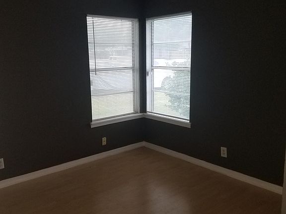 3rd image of 611 Rexford Dr