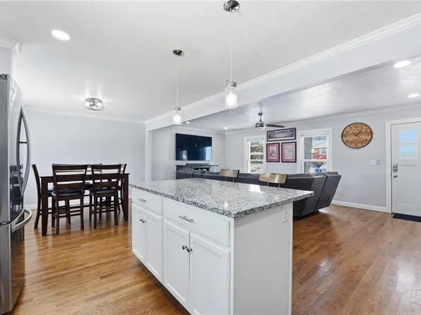 6009 Earnshaw St, Shawnee, KS 66216