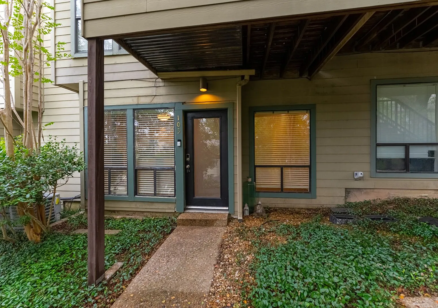 Adorable Studio with Garage nearby UT — Photo 2