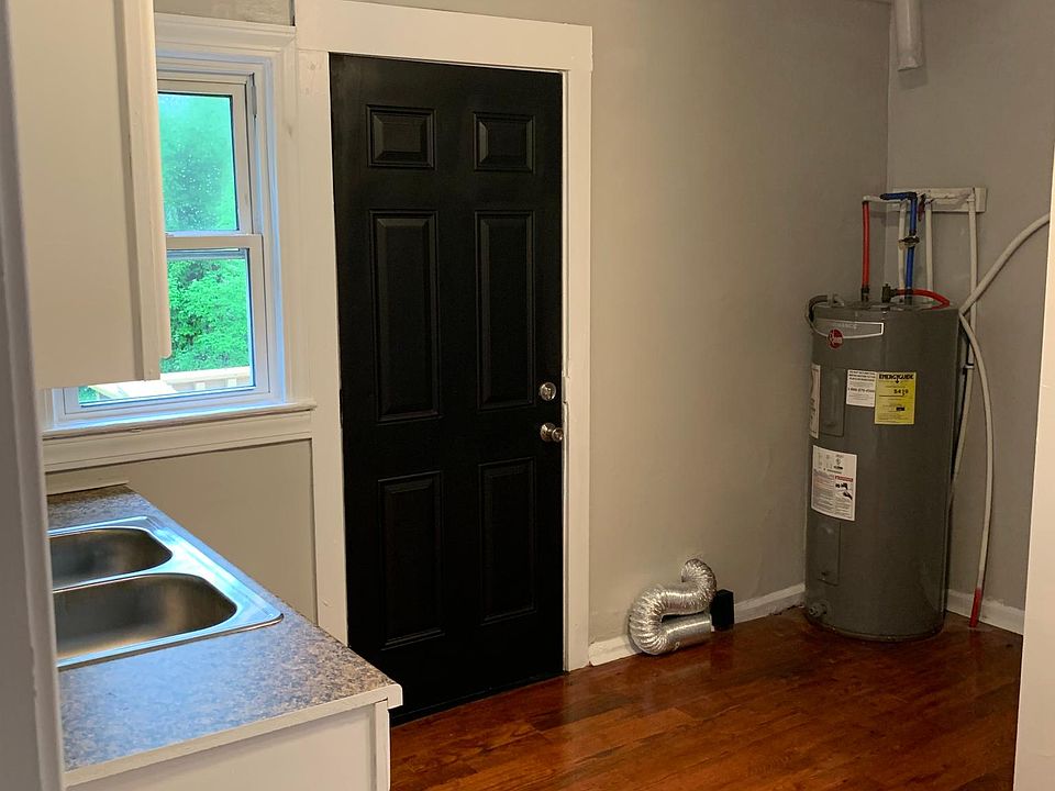 Kitchen w/Washer & Dryer Hookups
