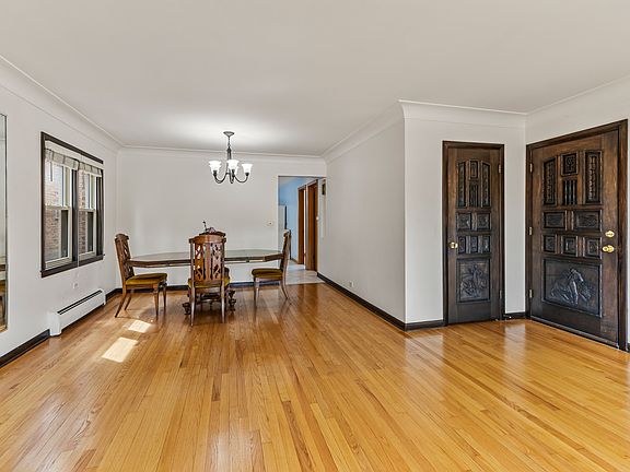 3rd image of 5025 W Roscoe St