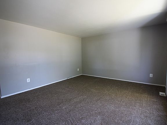 4th image of 16265 Oakbrook St