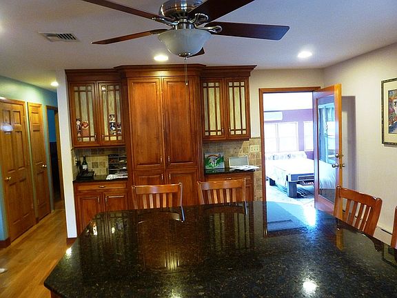 Island/ Kitchen
