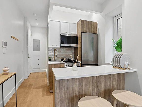 2nd image of 273 20th St APT 4