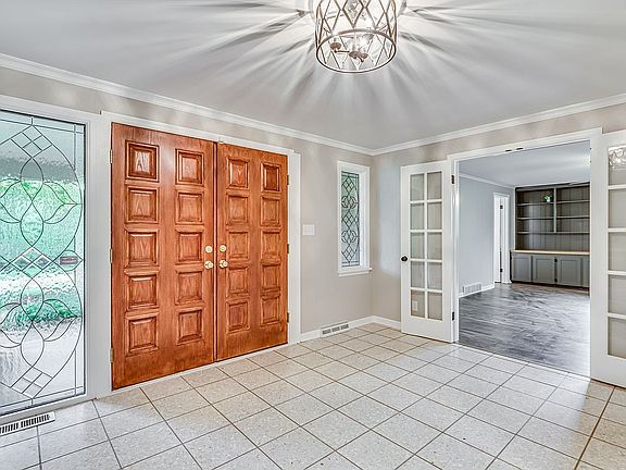Large expansive foyer