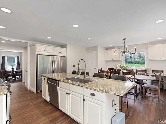 3rd image of 757 Foxhall Rd