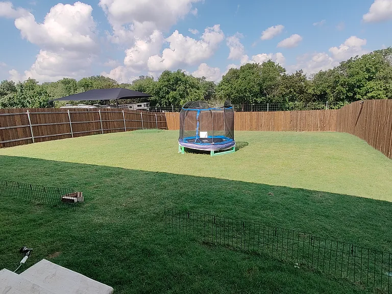 Huge Backyard w/ lawn (Greenbelt)