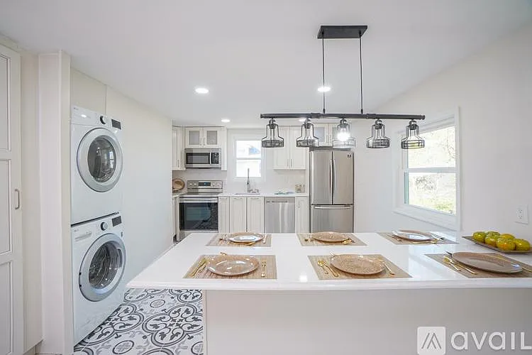 6 bed, 3.5 bath, 2600 sqft, $4,200 — Photo 2