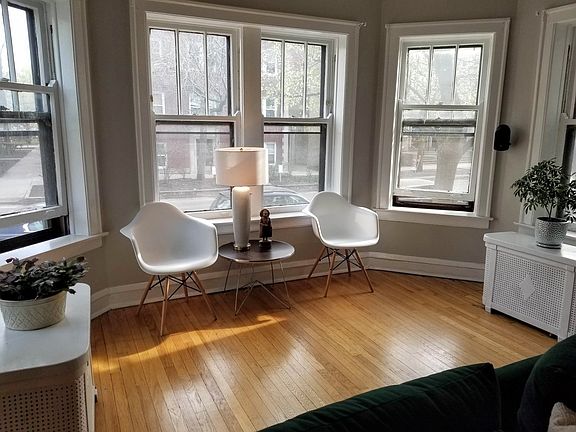 3rd image of 1434 W Pratt Blvd #1E